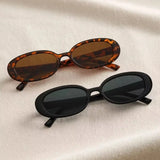 Lunettes de soleil Ă©caille au style raffinĂ© | Monture ovale vintage avec reflets ambrĂ©s | ĂlĂ©gance intemporelle pour vos journĂ©es ensoleillĂ©es | Accessoire de mode chic et sophistiquĂ© | Lunettes lĂ©gĂšres et confortables au quotidien | Style rĂ©tro modernisĂ© pour un look unique | Protection solaire avec une touche dâĂ©lĂ©gance | Monture durable inspirĂ©e par lâĂ©clat de lâambre | Lunettes tendance alliant confort et raffinement | Charme vintage et modernitĂ© dans une seule monture