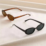 Lunettes de soleil Ă©caille au style raffinĂ© | Monture ovale vintage avec reflets ambrĂ©s | ĂlĂ©gance intemporelle pour vos journĂ©es ensoleillĂ©es | Accessoire de mode chic et sophistiquĂ© | Lunettes lĂ©gĂšres et confortables au quotidien | Style rĂ©tro modernisĂ© pour un look unique | Protection solaire avec une touche dâĂ©lĂ©gance | Monture durable inspirĂ©e par lâĂ©clat de lâambre | Lunettes tendance alliant confort et raffinement | Charme vintage et modernitĂ© dans une seule monture